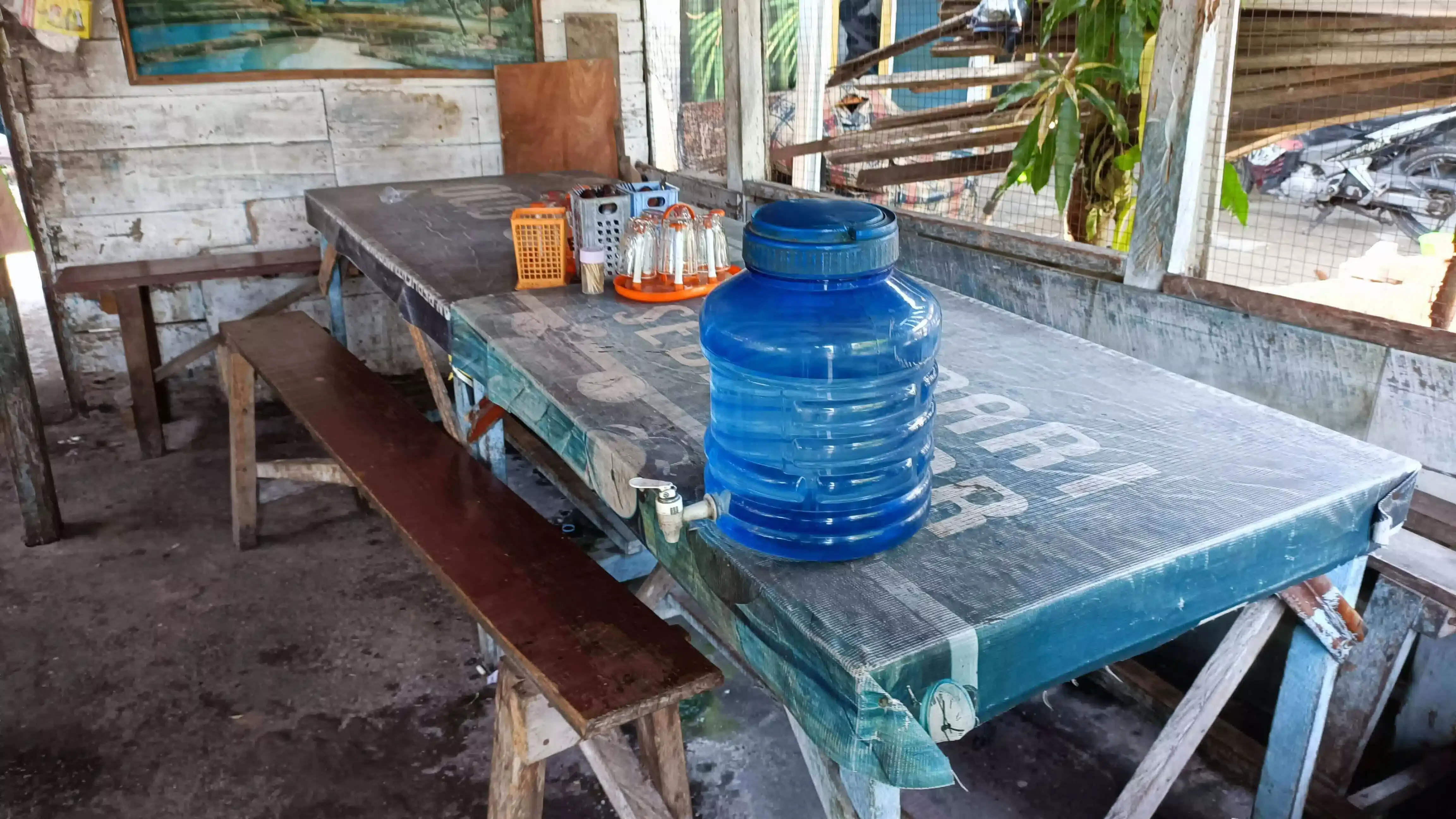 Area indoor kedai kopi dengan suasana hangat, pencahayaan lembut, dan tempat duduk yang nyaman.